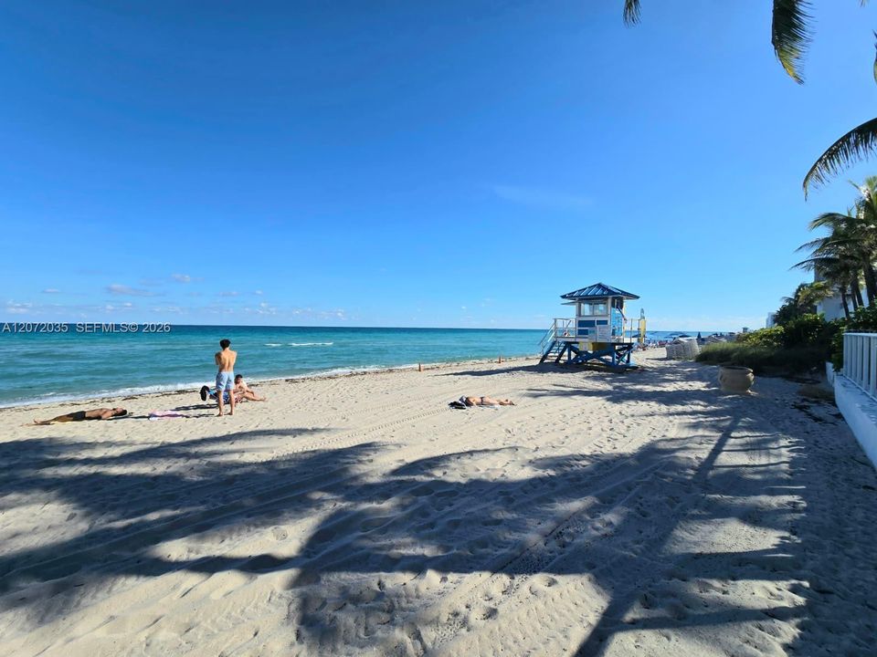 For Sale: $360,000 (1 beds, 1 baths, 911 Square Feet)
