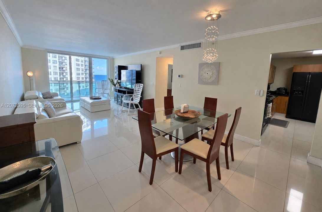 For Sale: $360,000 (1 beds, 1 baths, 911 Square Feet)