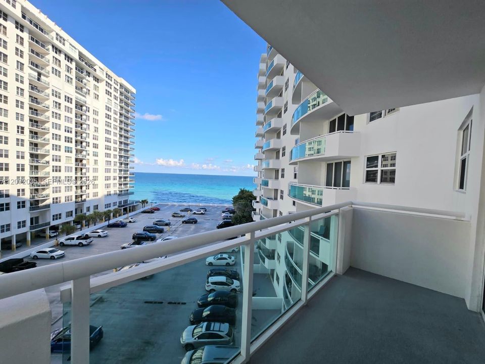 For Sale: $360,000 (1 beds, 1 baths, 911 Square Feet)