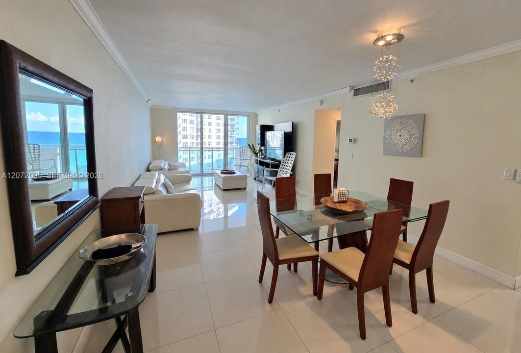 For Sale: $360,000 (1 beds, 1 baths, 911 Square Feet)