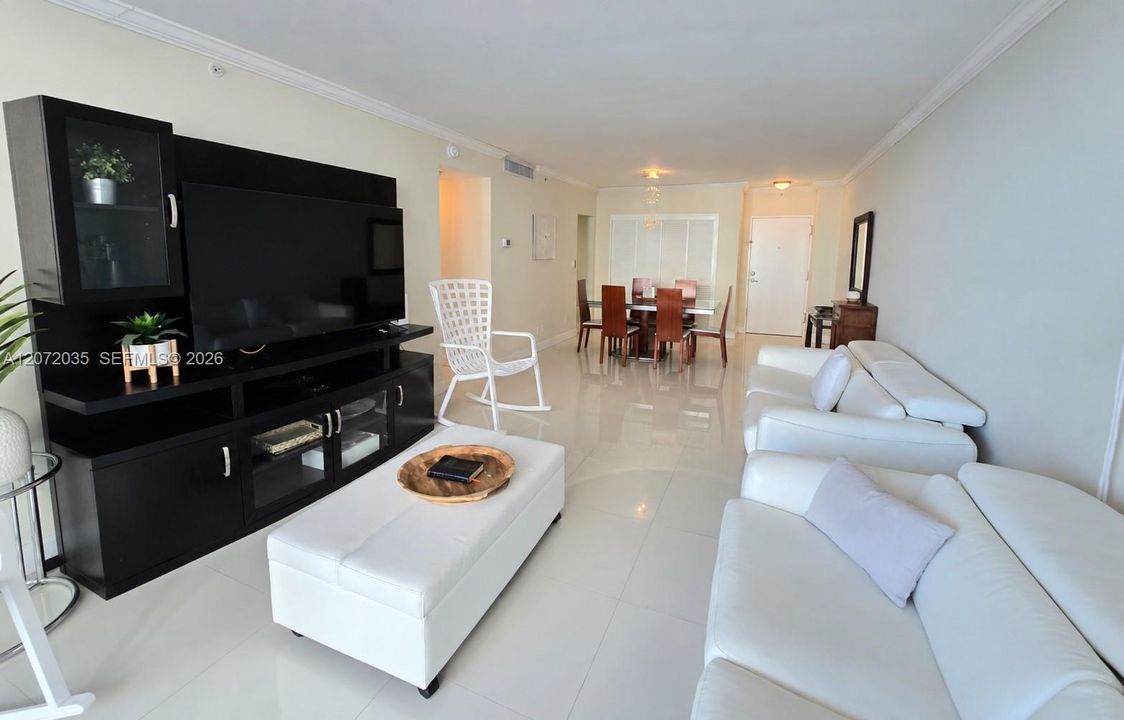 For Sale: $360,000 (1 beds, 1 baths, 911 Square Feet)