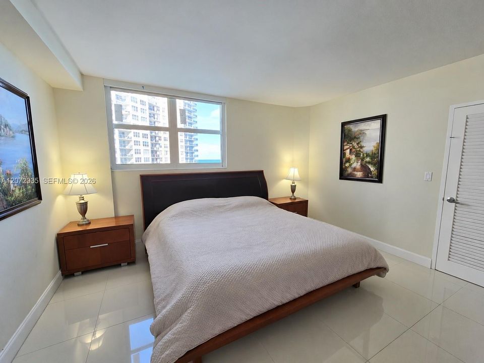 For Sale: $360,000 (1 beds, 1 baths, 911 Square Feet)