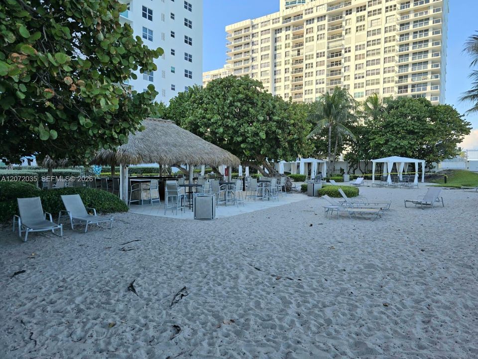 For Sale: $360,000 (1 beds, 1 baths, 911 Square Feet)