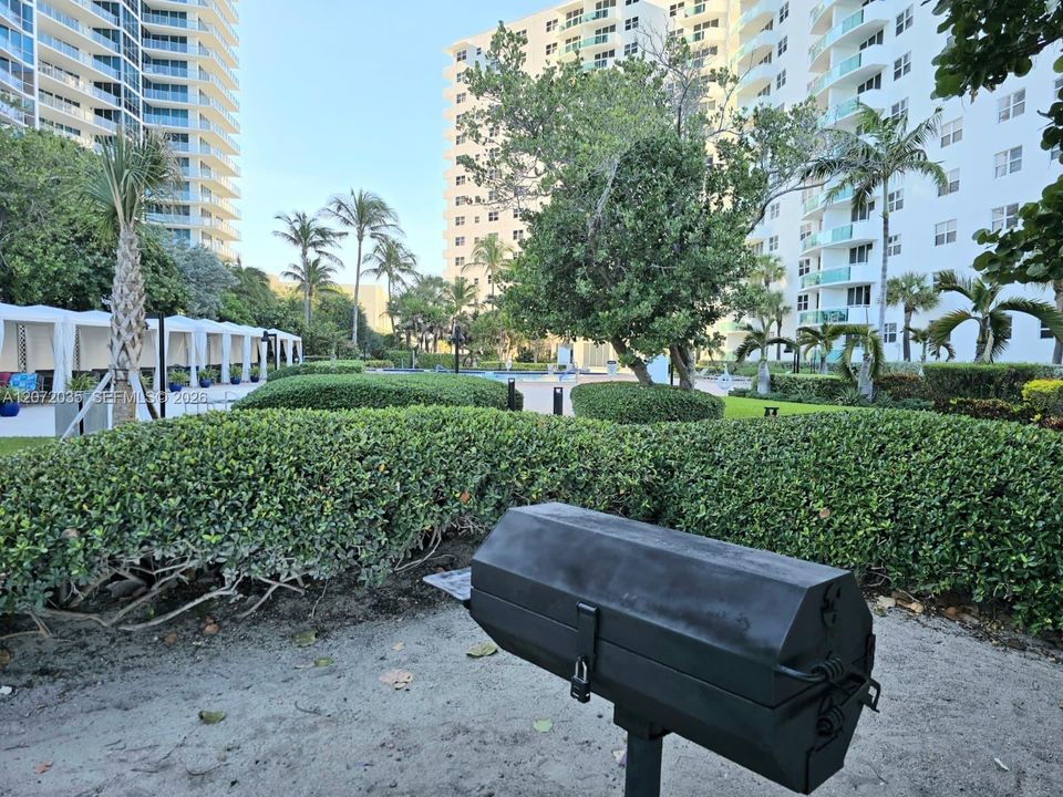 For Sale: $360,000 (1 beds, 1 baths, 911 Square Feet)