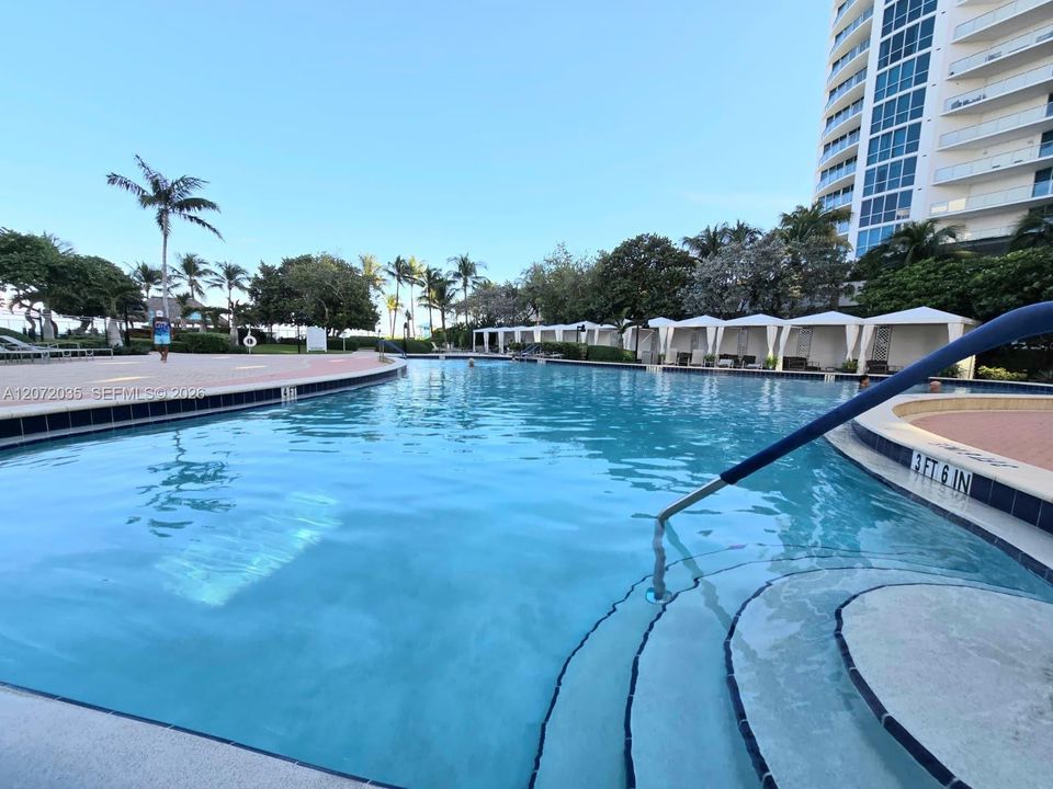 For Sale: $360,000 (1 beds, 1 baths, 911 Square Feet)