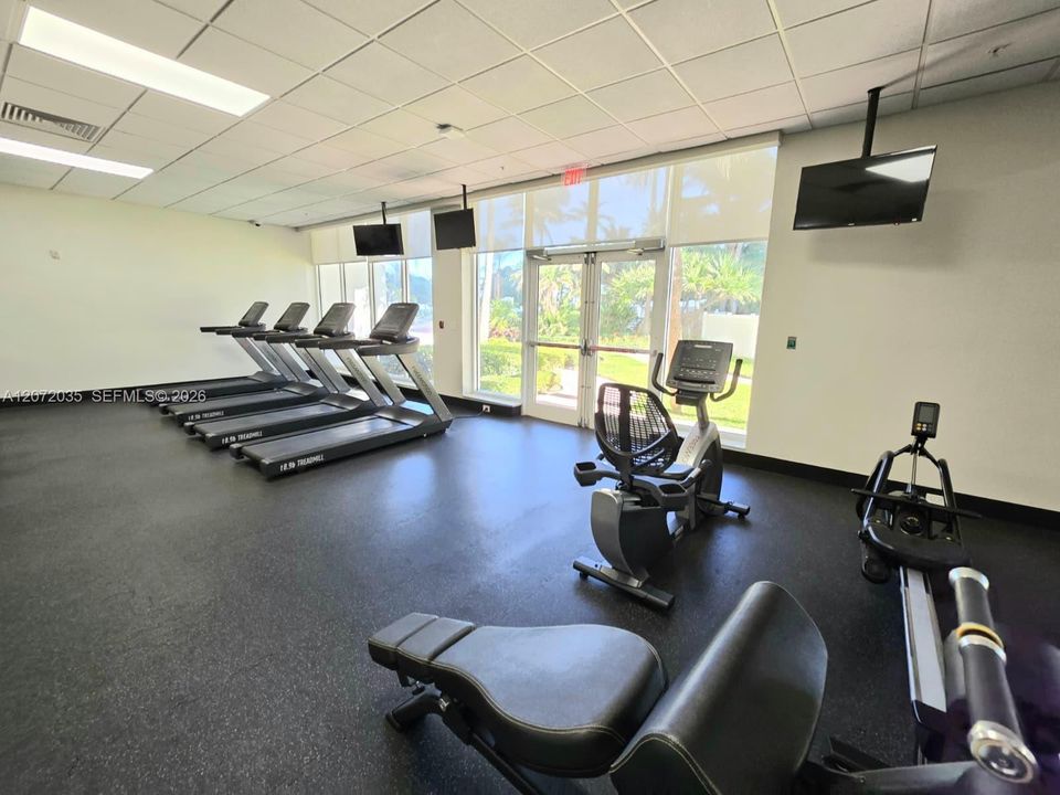 For Sale: $360,000 (1 beds, 1 baths, 911 Square Feet)