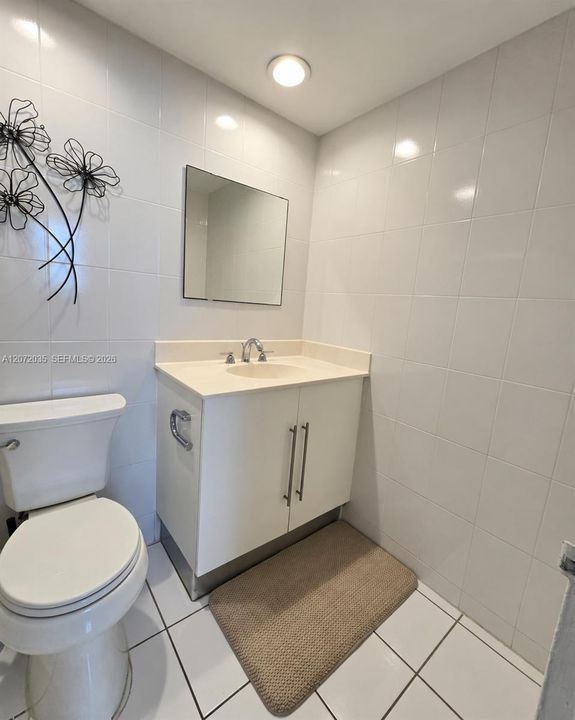 For Sale: $360,000 (1 beds, 1 baths, 911 Square Feet)