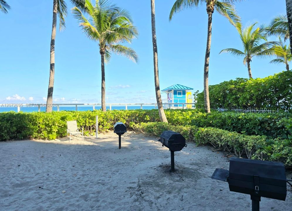 For Sale: $360,000 (1 beds, 1 baths, 911 Square Feet)