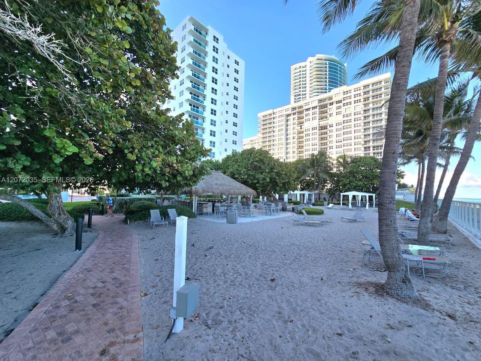 For Sale: $360,000 (1 beds, 1 baths, 911 Square Feet)