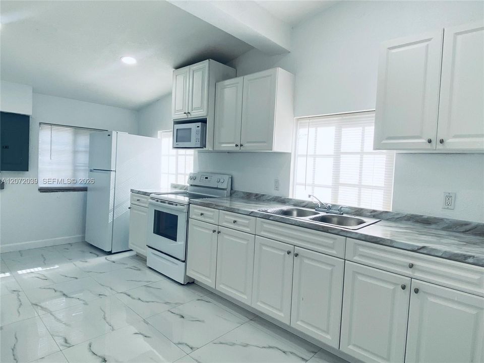 For Rent: $1,550 (1 beds, 1 baths, 450 Square Feet)