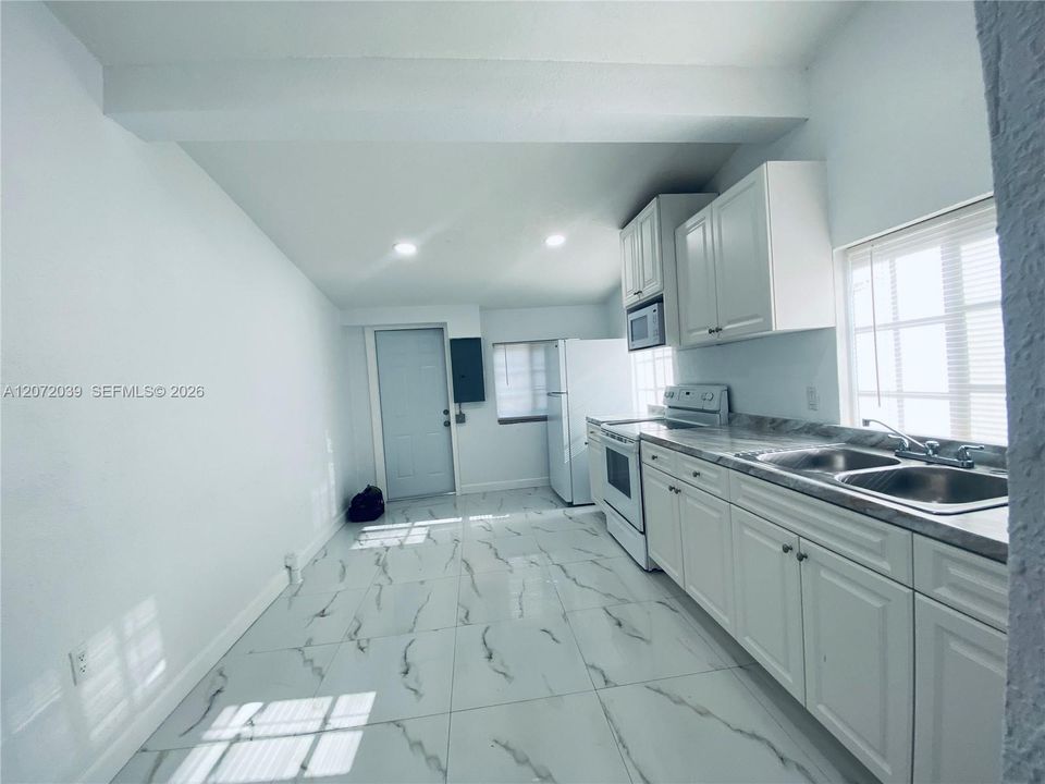 For Rent: $1,550 (1 beds, 1 baths, 450 Square Feet)