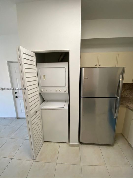 For Rent: $2,400 (2 beds, 2 baths, 870 Square Feet)