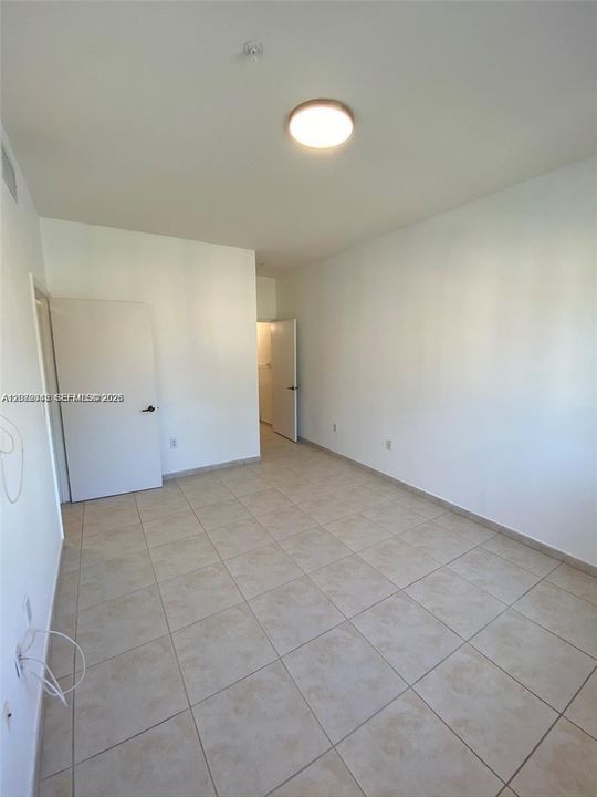 For Rent: $2,400 (2 beds, 2 baths, 870 Square Feet)