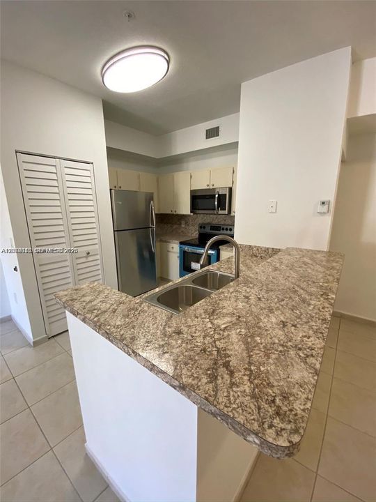 For Rent: $2,400 (2 beds, 2 baths, 870 Square Feet)