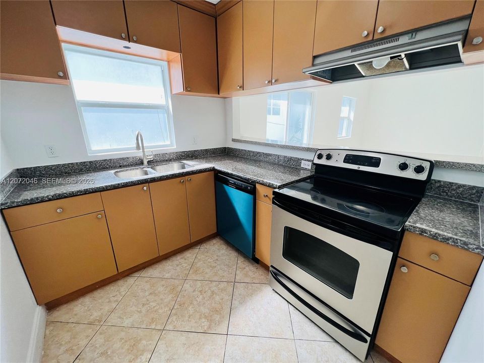 В аренду: $2,300 (1 спален, 1 ванн, 825 Квадратных фут)
