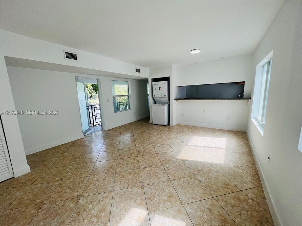 В аренду: $2,300 (1 спален, 1 ванн, 825 Квадратных фут)