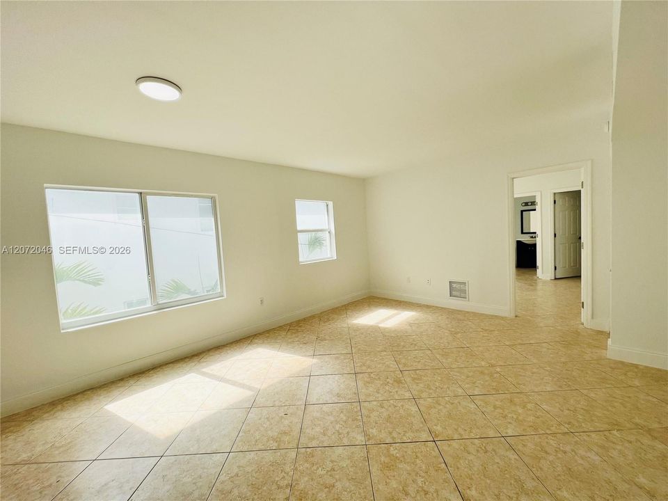 В аренду: $2,300 (1 спален, 1 ванн, 825 Квадратных фут)