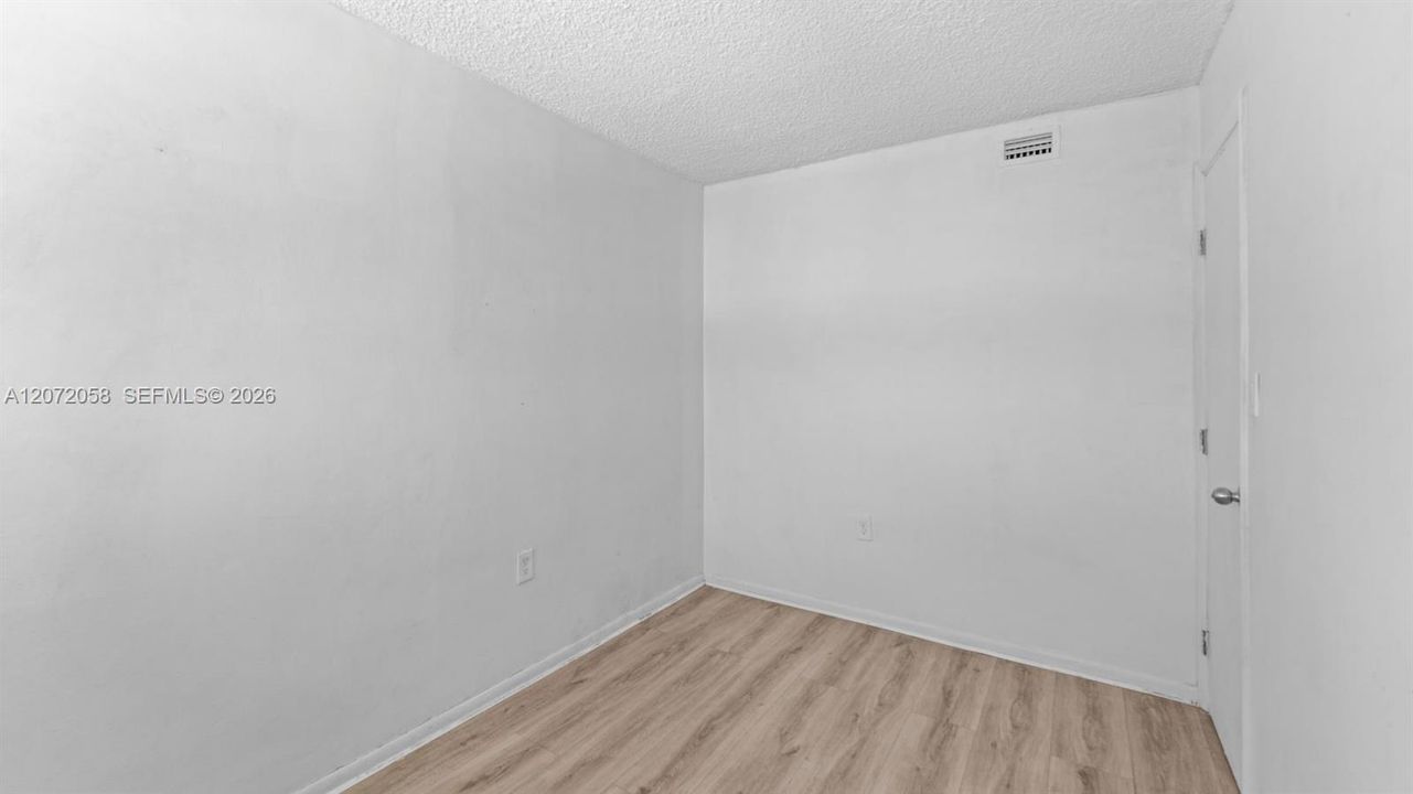 出租: $2,400 (2 贝兹, 1 浴室, 748 平方英尺)