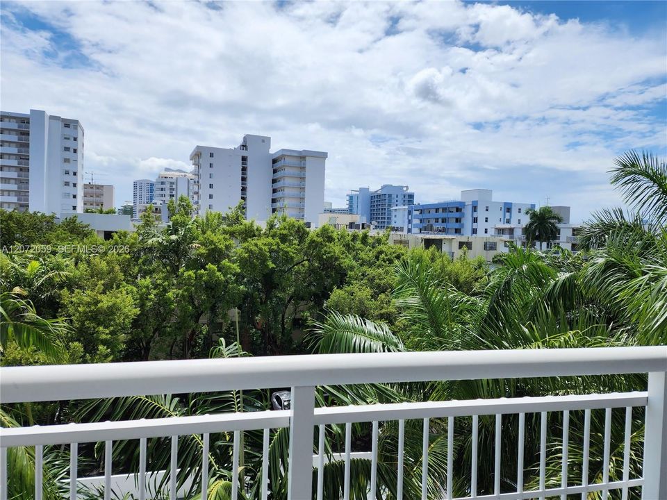 For Sale: $360,000 (1 beds, 2 baths, 820 Square Feet)
