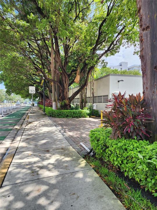 For Sale: $360,000 (1 beds, 2 baths, 820 Square Feet)