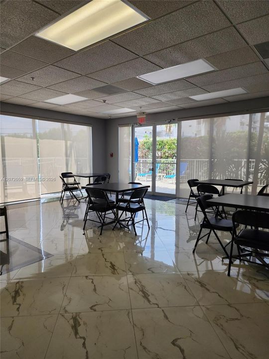 For Sale: $360,000 (1 beds, 2 baths, 820 Square Feet)