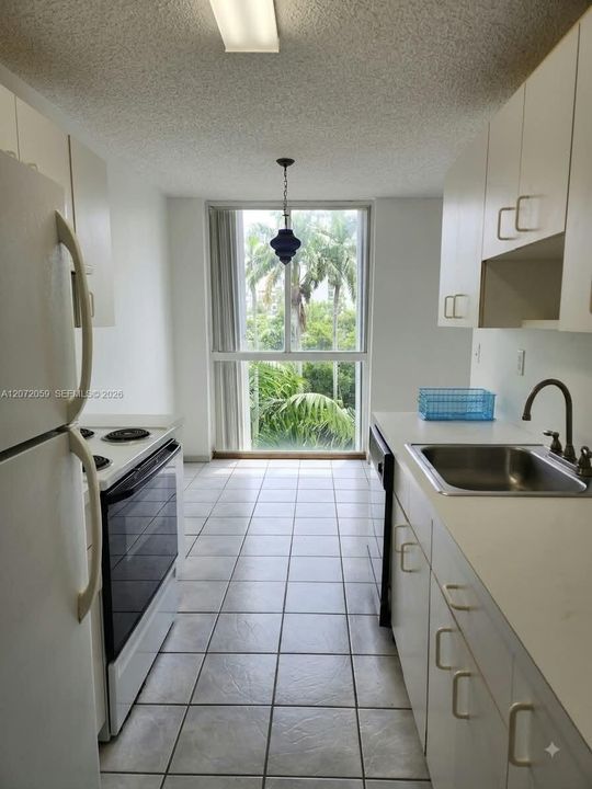 For Sale: $360,000 (1 beds, 2 baths, 820 Square Feet)