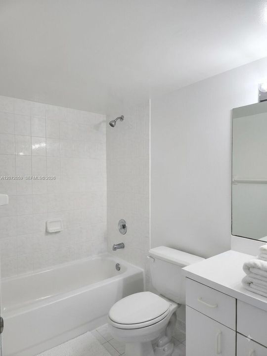 For Sale: $360,000 (1 beds, 2 baths, 820 Square Feet)