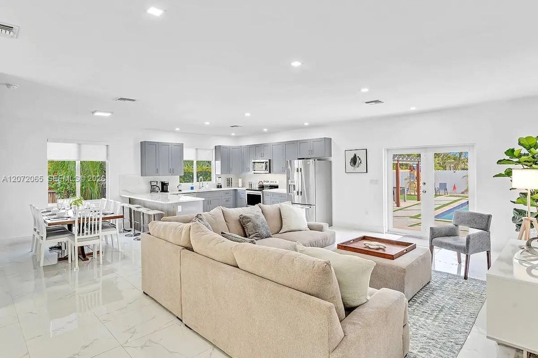 En Venta: $878,000 (5 camas, 3 baños, 2246 Pies cuadrados)