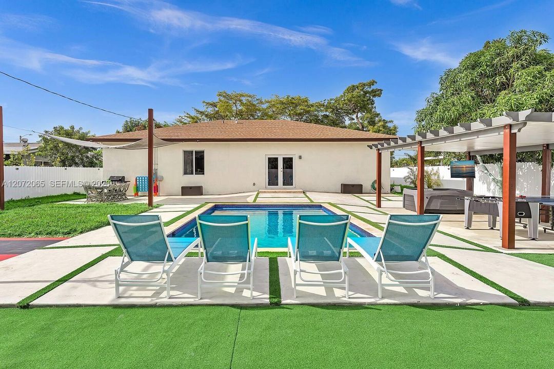 En Venta: $878,000 (5 camas, 3 baños, 2246 Pies cuadrados)
