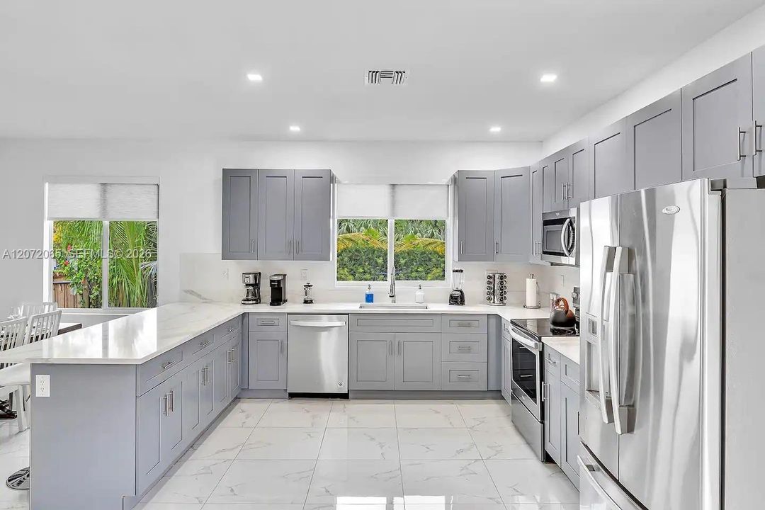 En Venta: $878,000 (5 camas, 3 baños, 2246 Pies cuadrados)