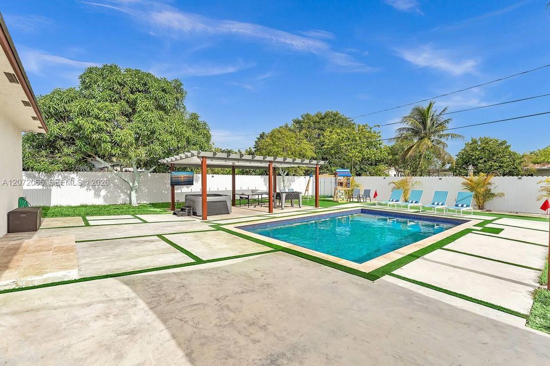 En Venta: $878,000 (5 camas, 3 baños, 2246 Pies cuadrados)