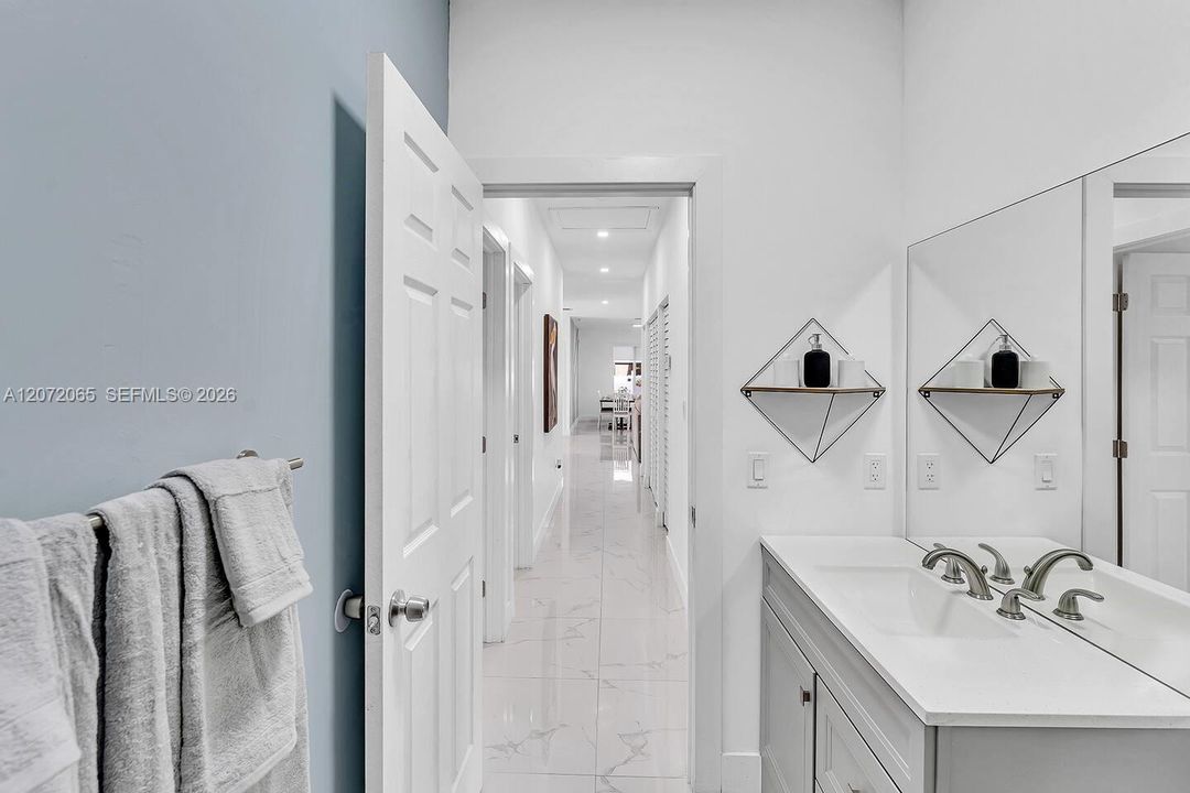 En Venta: $878,000 (5 camas, 3 baños, 2246 Pies cuadrados)