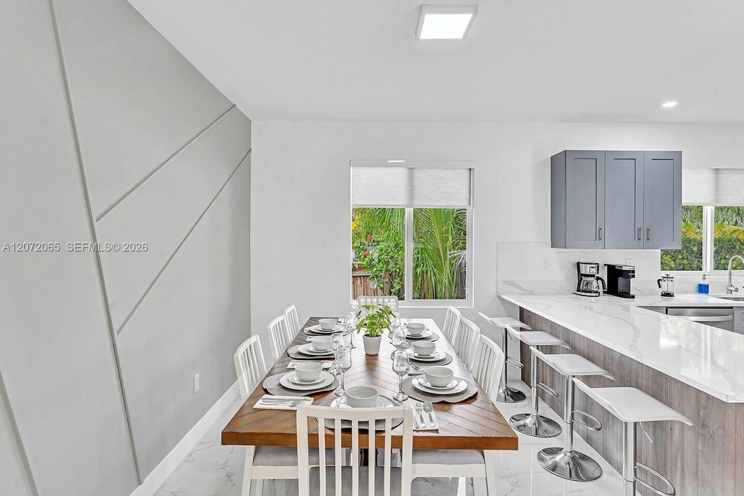 En Venta: $878,000 (5 camas, 3 baños, 2246 Pies cuadrados)