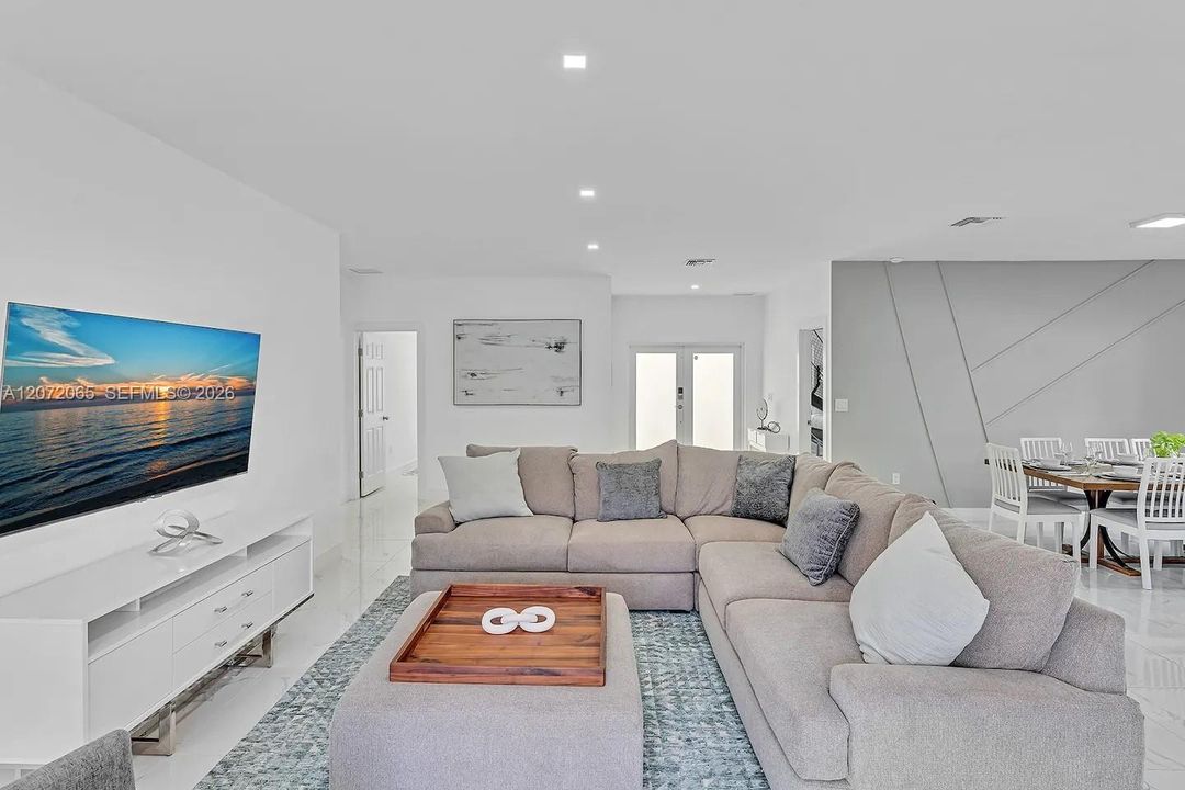 En Venta: $878,000 (5 camas, 3 baños, 2246 Pies cuadrados)