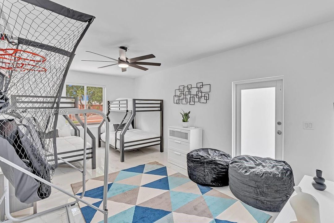 En Venta: $878,000 (5 camas, 3 baños, 2246 Pies cuadrados)