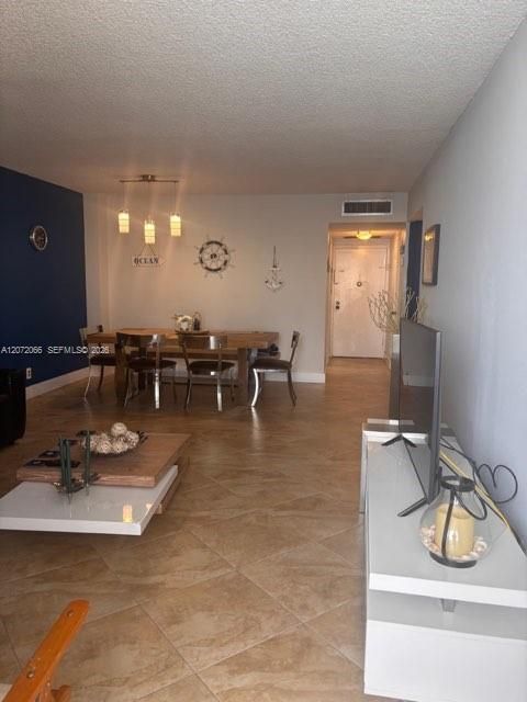 В аренду: $4,000 (2 спален, 2 ванн, 1250 Квадратных фут)