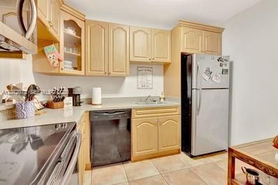 For Rent: $2,200 (2 beds, 1 baths, 930 Square Feet)