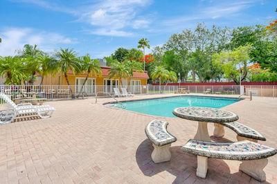 For Rent: $2,200 (2 beds, 1 baths, 930 Square Feet)