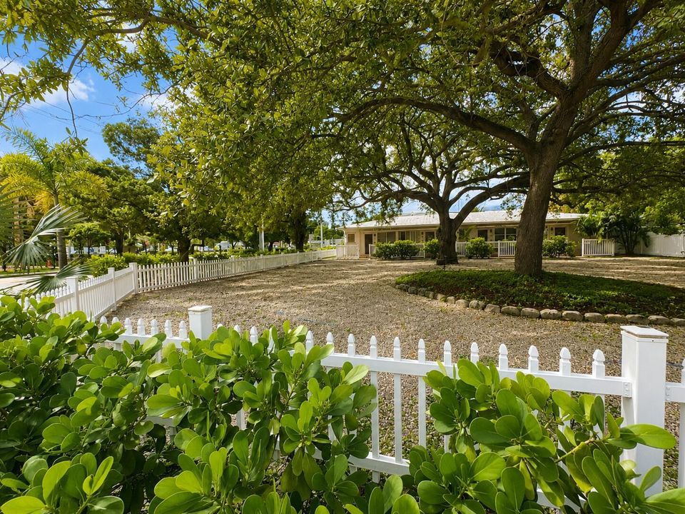 LAS OLAS CORNER FENCE