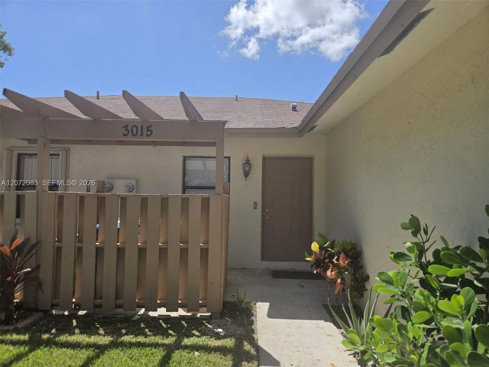 For Sale: $295,000 (3 beds, 2 baths, 1144 Square Feet)