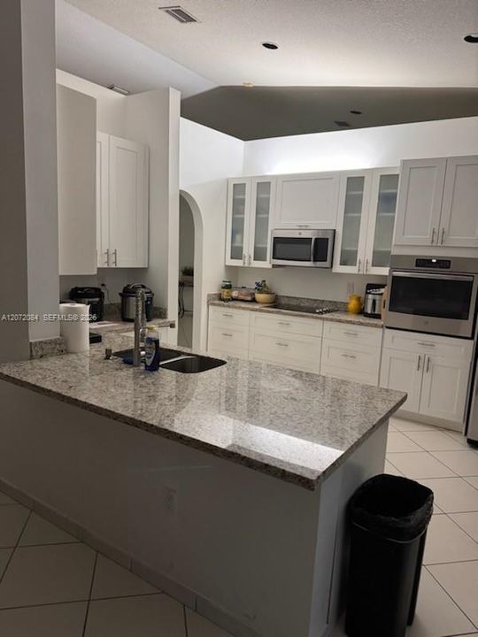 En Renta: $3,875 (4 camas, 2 baños, 2368 Pies cuadrados)