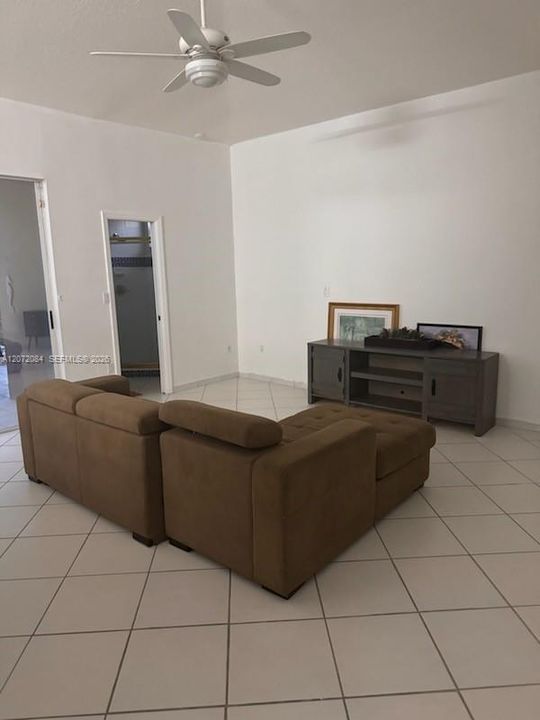 En Renta: $3,875 (4 camas, 2 baños, 2368 Pies cuadrados)