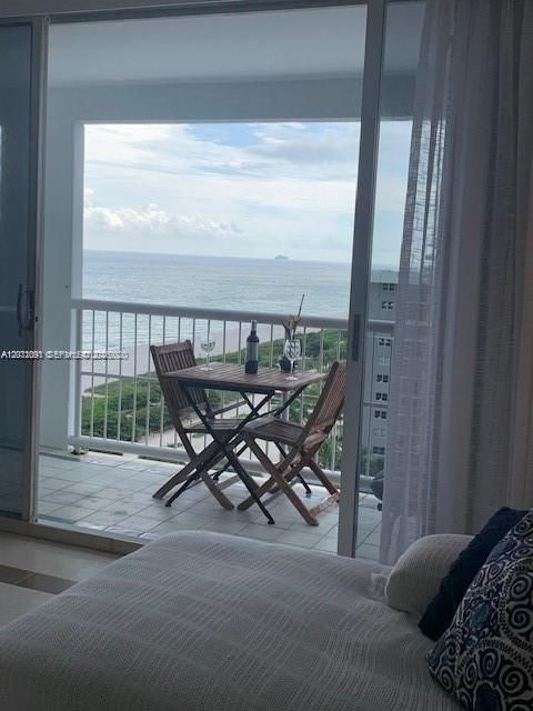 For Rent: $3,350 (1 beds, 1 baths, 962 Square Feet)