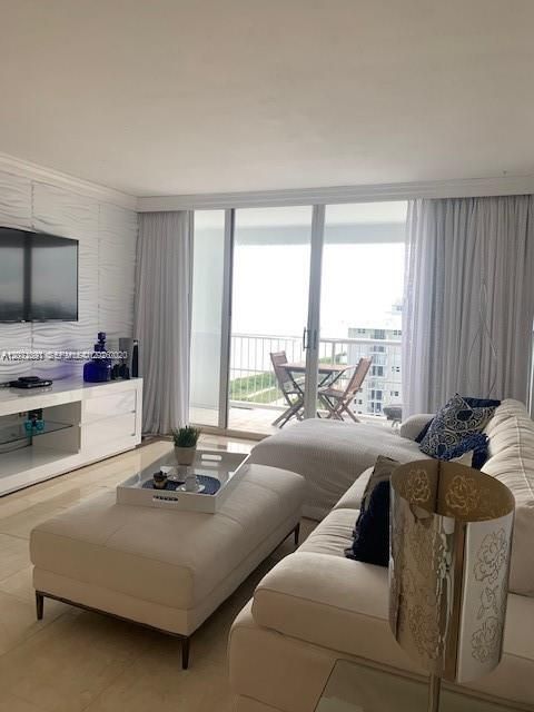 For Rent: $3,350 (1 beds, 1 baths, 962 Square Feet)