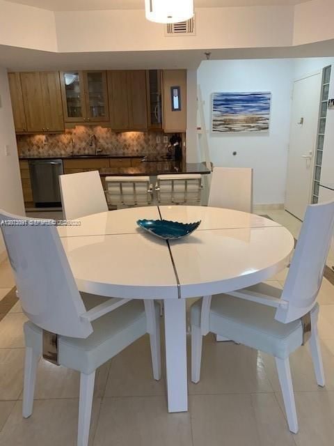 For Rent: $3,350 (1 beds, 1 baths, 962 Square Feet)