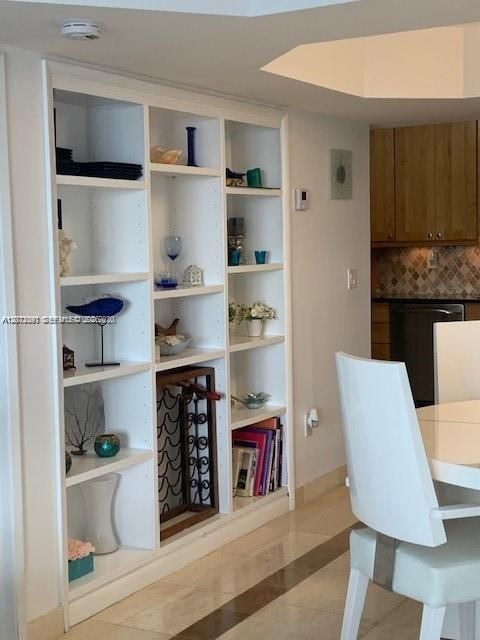 For Rent: $3,350 (1 beds, 1 baths, 962 Square Feet)