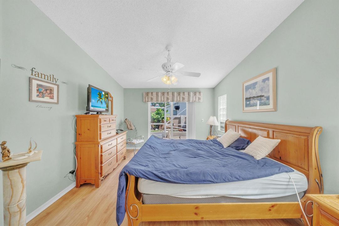 11 Primary Bedroom (1)