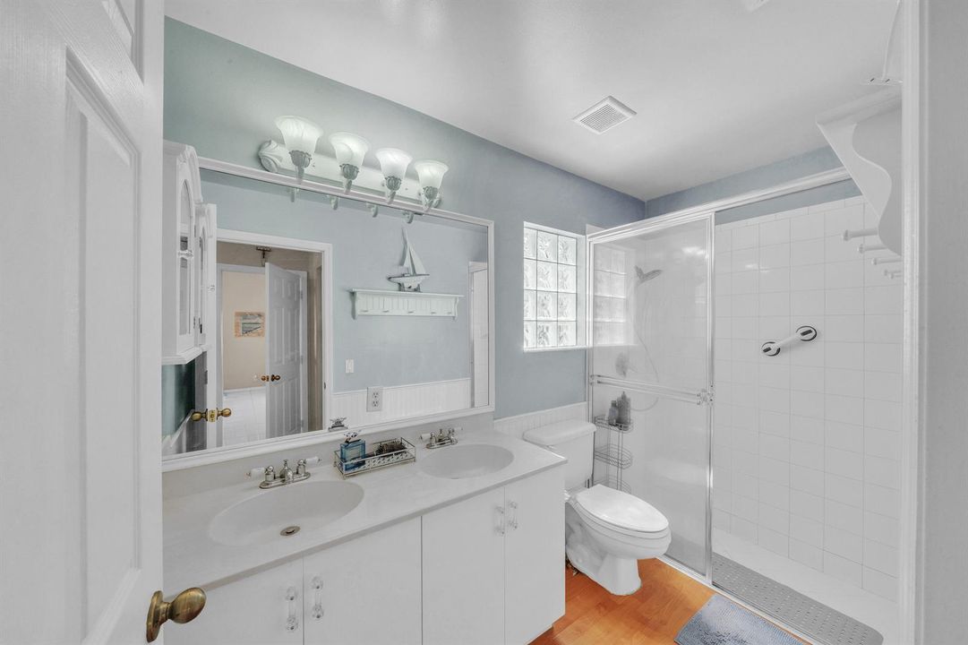 10 Primary Bathroom (2)