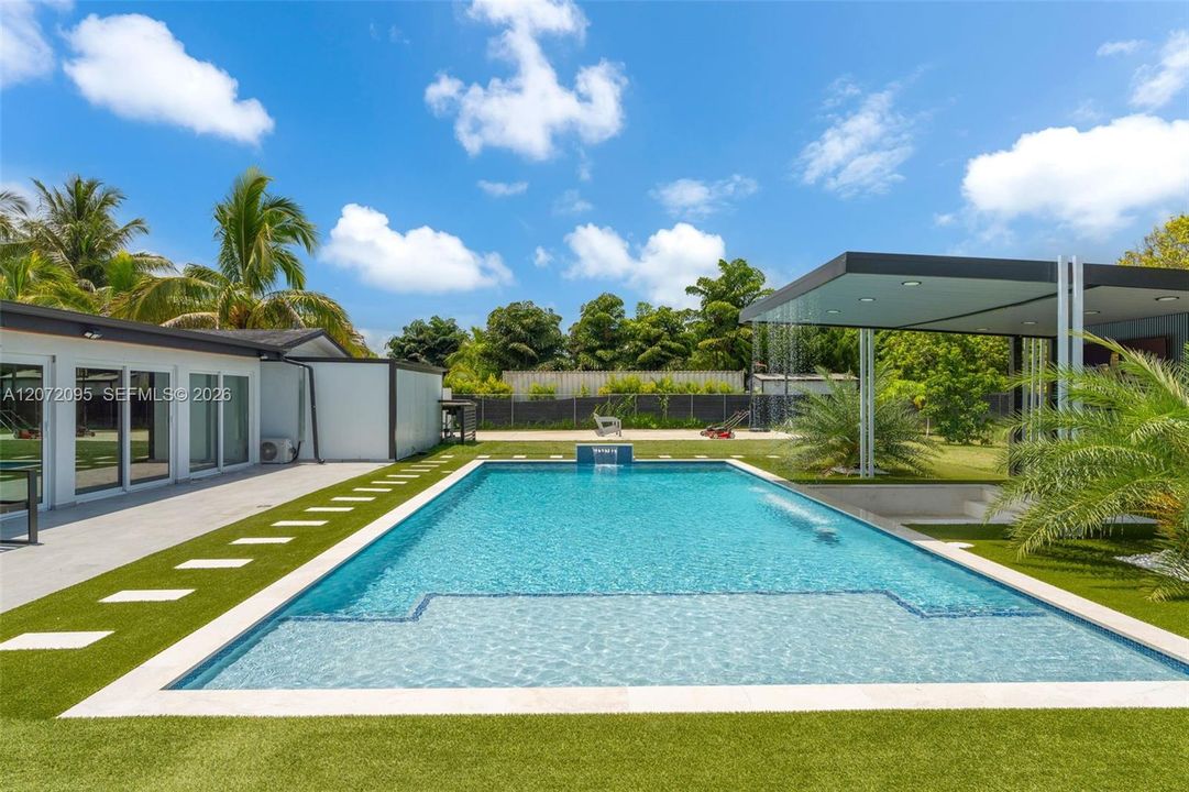 En Venta: $1,550,999 (4 camas, 3 baños, 2399 Pies cuadrados)