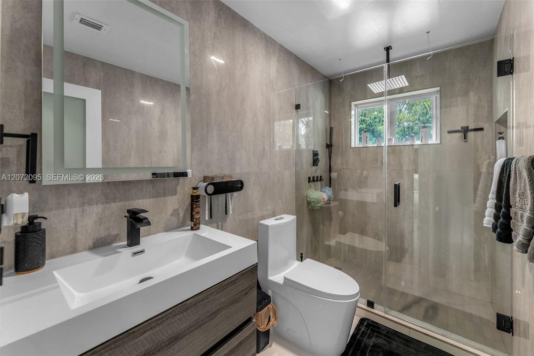 En Venta: $1,550,999 (4 camas, 3 baños, 2399 Pies cuadrados)